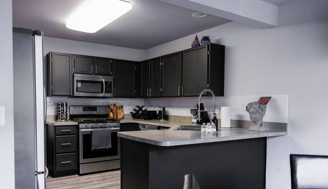 Peaceful 3-Bedroom Townhome in Crest Hill/Queen Beds, Full Amenities & Gazebo