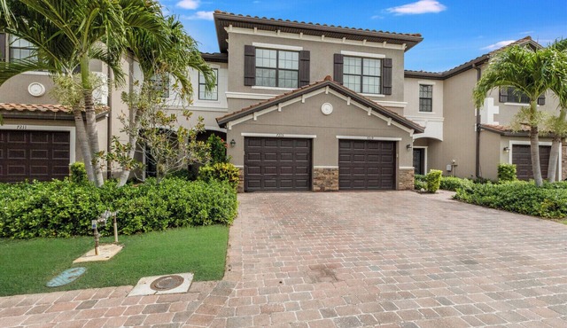Peaceful 3-bedroom townhome with AC in charming Bradenton