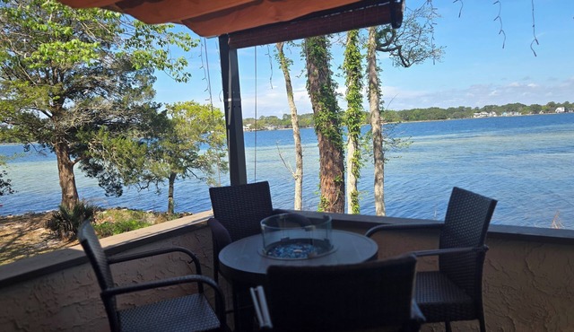 Peaceful 3 Bedroom Townhome on the water in Bluewater Bay, minutes from Destin