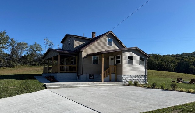 Peaceful 3-bedroom farmhouse in charming Friendsville with AC and outdoor space