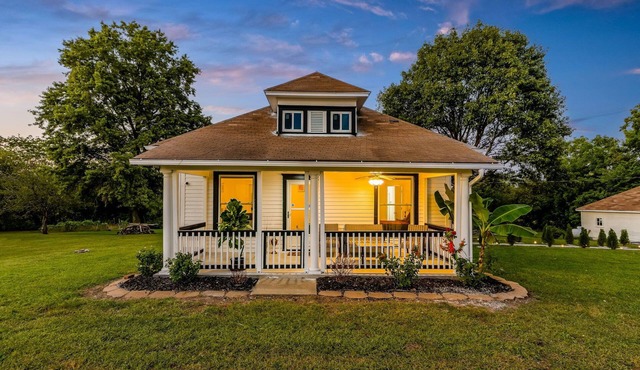 Peaceful 3-bedroom farmhouse with AC in Kansas City