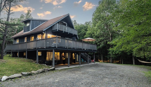 Peaceful 3-Story Chalet by a Stream Nature Escape – Poconos