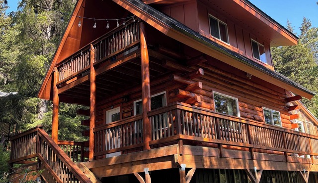 Peaceful 3 Story Log Cabin Chalet w/Hot Tub
