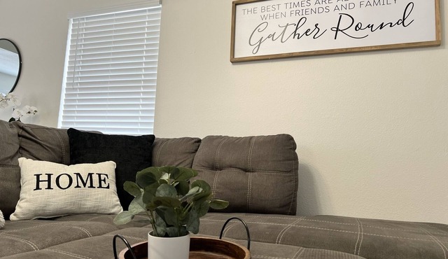 Peaceful 3bd-2bath lakefront home 2 mi from Universal Studios