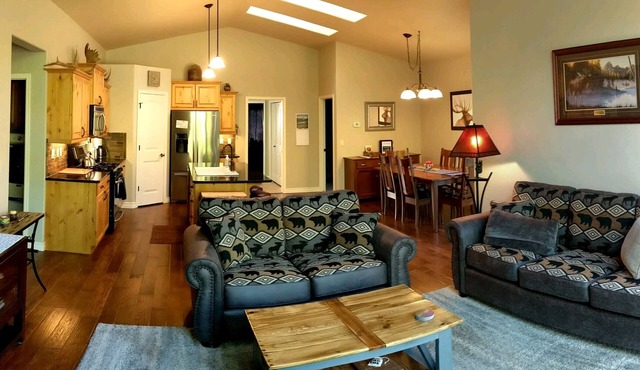 Peaceful, 3bed/3ba Townhome - Private Hot Tub! National Forest access.