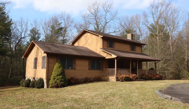 Peaceful 3BR 2.5 Bath Home Near Sparta NC & Blue Ridge Parkway Sleeps 6