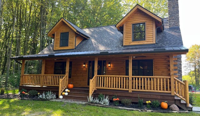 Peaceful 3BR Cabin Retreat w/Hot Tub-Near Wineries, Geneva-on-the-Lake & Spire