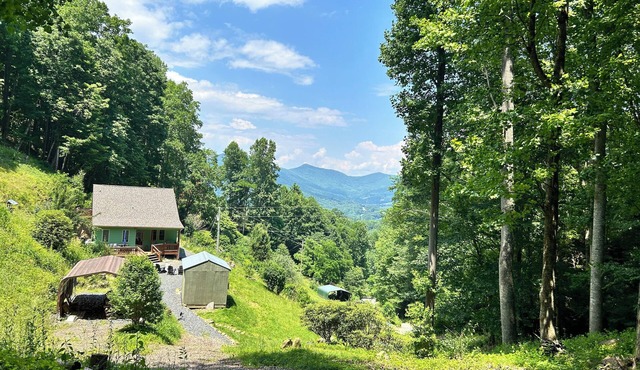 Peaceful 3BR Forest Retreat with Mountain Views – Perfect for Family Getaways!