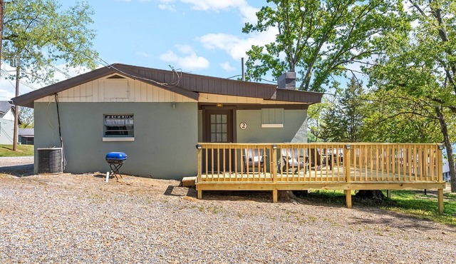 Peaceful 3BR Lakefront Cottage with Slip Included