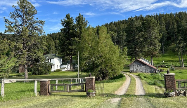 Peaceful 4 bdrm Mountain Home with Fireplace and Views!