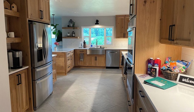 Peaceful 4 bed 2.5 bath home, easy access to Autzen Stadium, Hayward Field & UO.