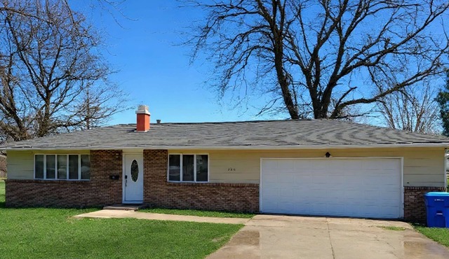 Peaceful 4-bedroom entire house with AC in Oelwein with garage & free wi-fi