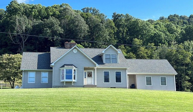 Peaceful 4-bedroom farmhouse near Hungry Mother Park in rural Marion, Virginia