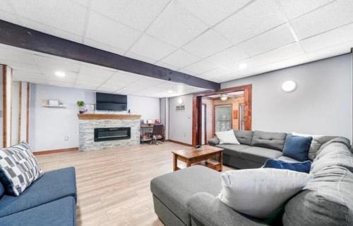 Peaceful 4 Bedroom Home located near Lake