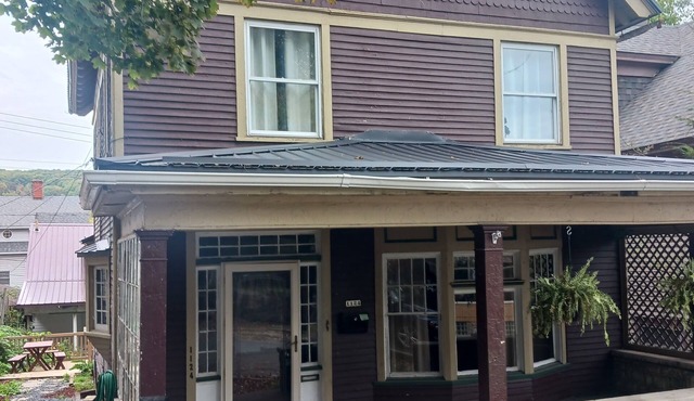 Peaceful 4-bedroom house with AC in charming Altoona