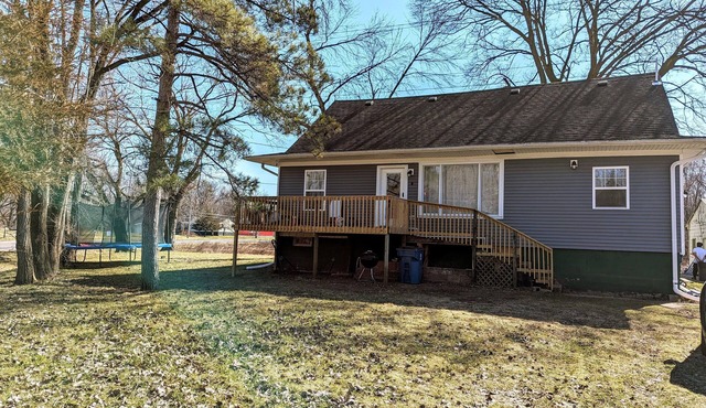 Peaceful 4-bedroom house, sleeps 9, with WiFi and AC in East Moline