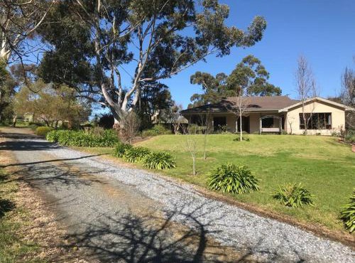 Peaceful 4-Bedroom Vineyard Retreat in Hahndorf