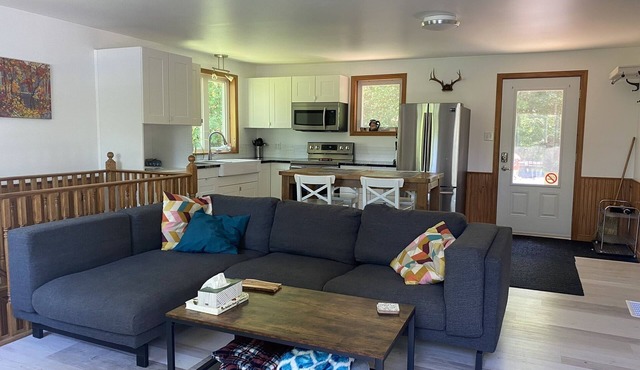 Peaceful 4 season cottage on the shores of the Petawawa River