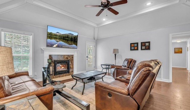 Peaceful 4BR house in charming Columbus - Hot-tub+Gameroom+TVs in every room!