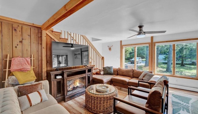 Peaceful 4BR Pocono Chalet with Hot Tub & Fire Pit – Convenient Location!