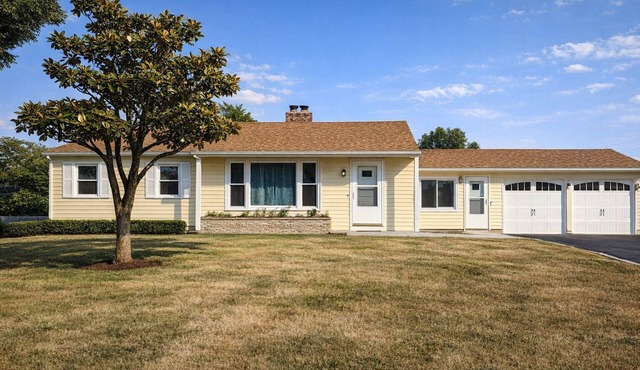 Peaceful 4BR ranch w/hot tub, fire pit & quick access to Ste. Genevieve’s wineries & shops.