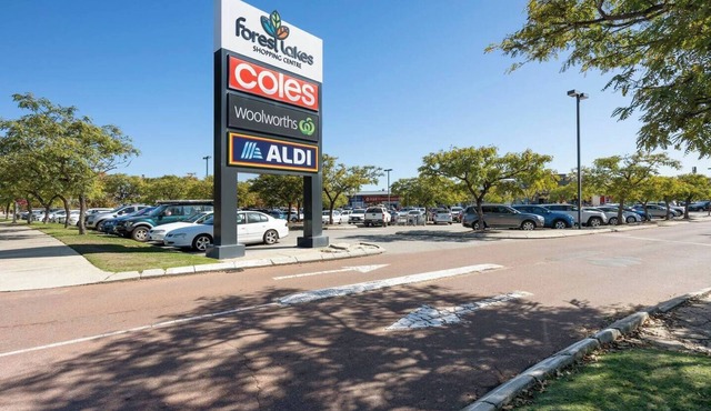 Peaceful 4BR Retreat in Leafy Forest Lake Setting