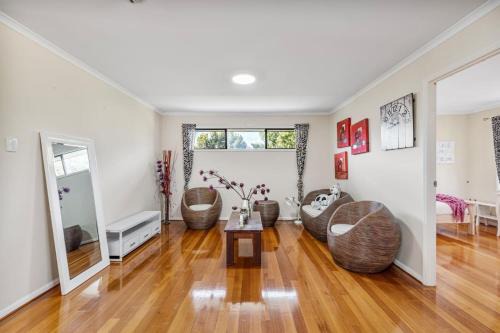 Peaceful 4BR Retreat in Leafy Forest Lake Setting