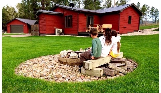 Peaceful 5 acres near Custer State Park & 3 miles from Custer. Large lawn