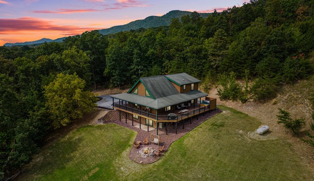 Peaceful 5-bedroom cabin with hot tub and views