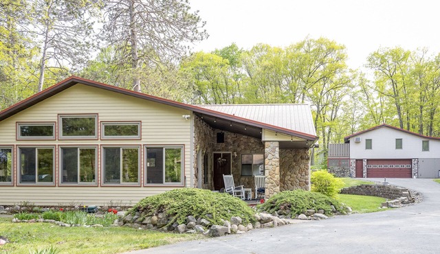 Peaceful 5-Bedroom Family Retreat - Main House & Cabin on Camp Lake