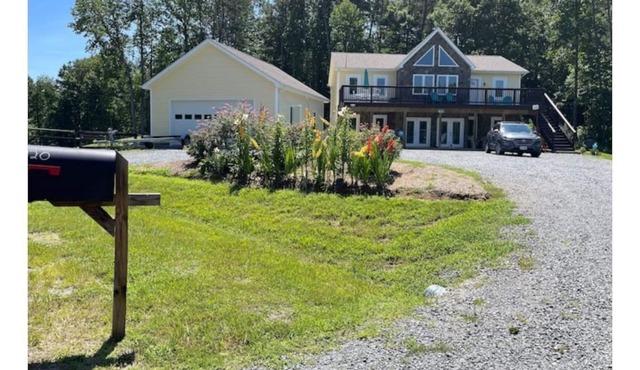 Peaceful 5 bedroom home, 1 block from lake