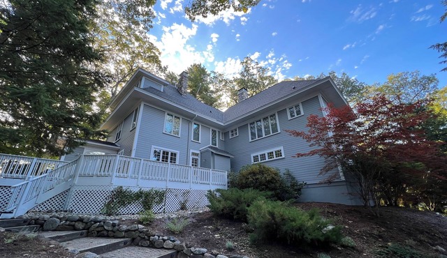Peaceful 6-bedroom house with 8 beds in charming Harbor Springs