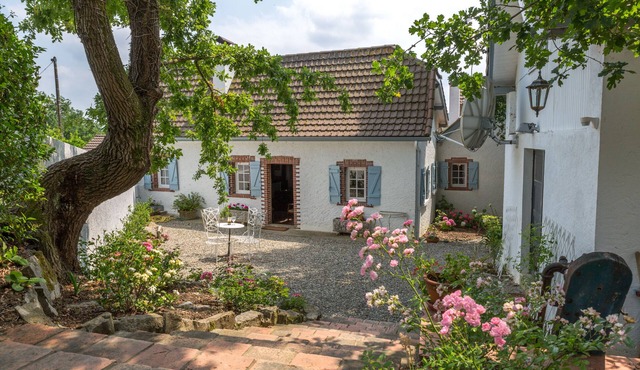 Peaceful 6 bedroom country lake house with spacious grounds, tennis court & pool