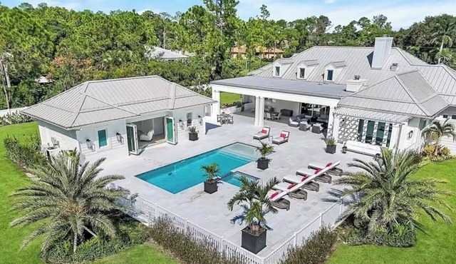 Peaceful 6-bedroom Grand Naples Villa Resort Mansion w Luxury Living Pool Spa