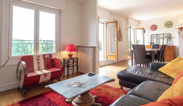 Peaceful 6 Person Retreat Overlooking the Forest LETB