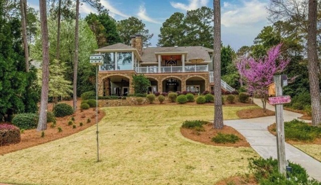 Peaceful 7-bedroom estate with AC in charming Greensboro