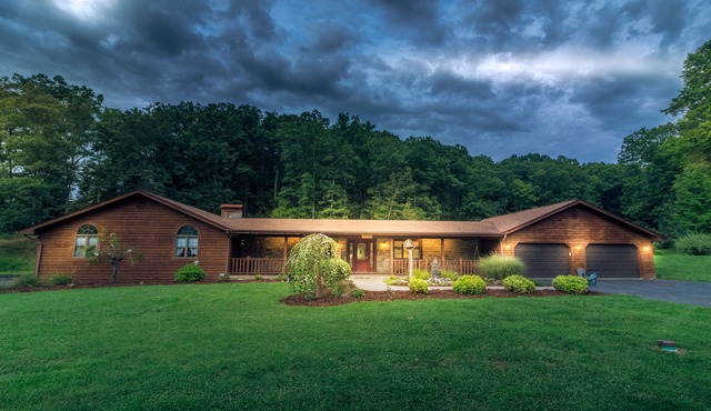 Peaceful 8 Bedroom 5 Bath w/patio bar-grill and swimming pond