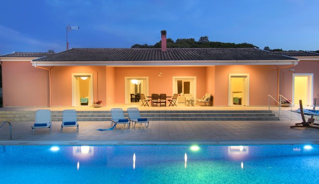 Peaceful 9 guest villa with extra-large pool, just 1 min walk from the beach