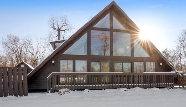 Peaceful A-Frame w/Hot Tub, Game Room & Loft – Near Dining, Shopping & YSU