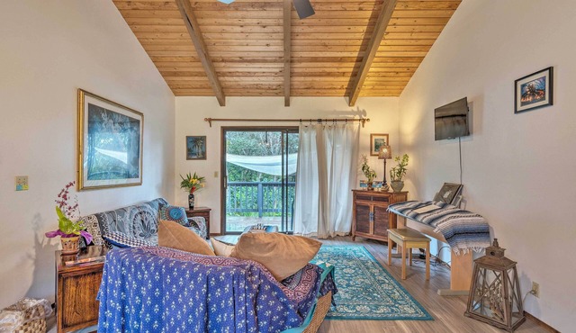 Peaceful Abode w/Deck, 13 Mi to Black Sand Beach!