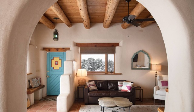 Peaceful Adobe home between Taos/TSV- Mountain Views, Hot Tub, Summer Garden