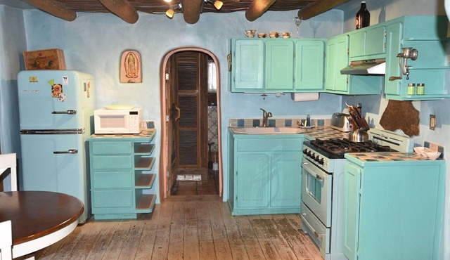 Peaceful Adobe w Jacuzzi, Walk To Arroyo Seco, Pets Welcome