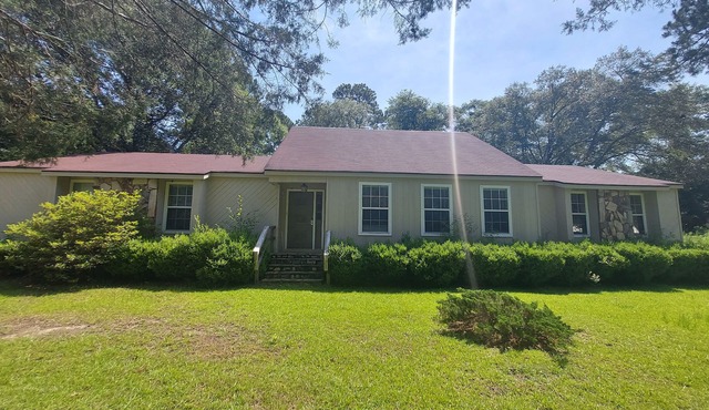 Peaceful almost 4 acres pond,sunroom, close to shopping restaurant's Douglas,GA