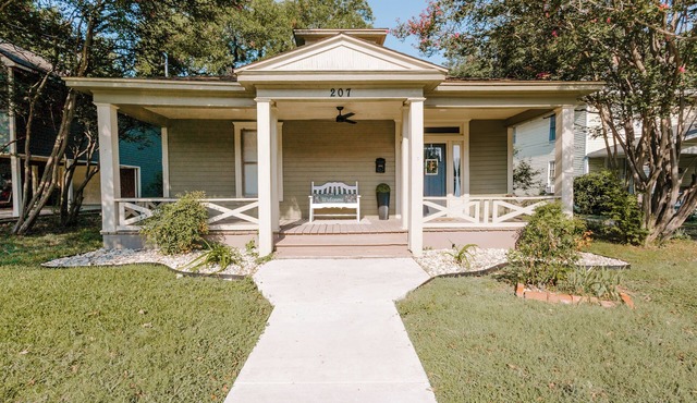 Peaceful and centrally located 2-bedroom house with AC and WiFi in Hillsboro