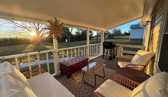 Peaceful and Charming Getaway 4-bedroom home in Braselton with WiFi, AC