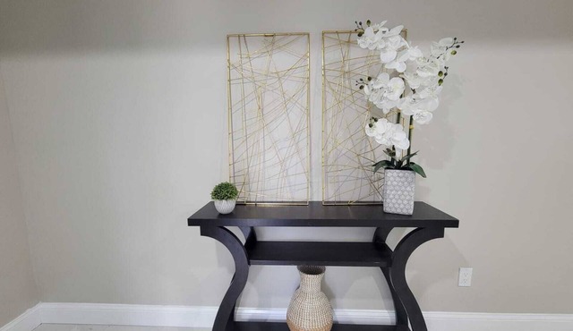 Peaceful and convenient 4-bedroom house in lovely Tampa with AC