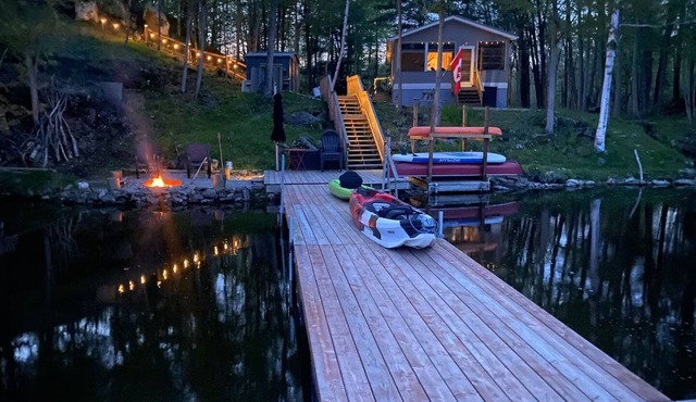 Peaceful and cozy cottage on small quiet lake -family and pet friendly as well!