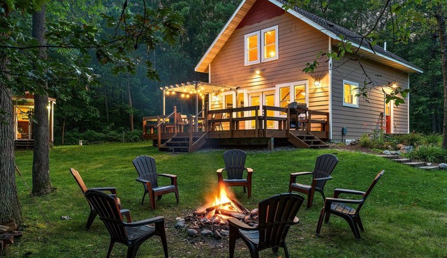Peaceful and Cozy Modern Lakehouse Cabin on 4 acres