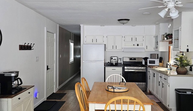 Peaceful and cozy newly remodeled mobile home, just 10 miles from South Haven!