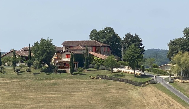 Peaceful and private 2- bed Gite with Pool